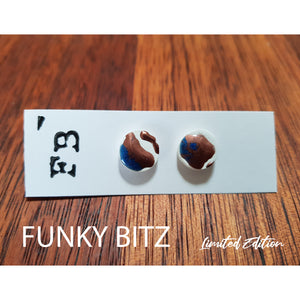 Blue copper and white round resin earrings